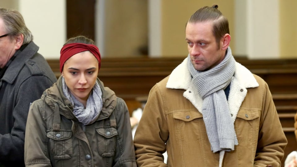 Týna ani Štěpán nevypadají, že by se do svatby v seriálu Slunečná jakkoliv hrnuli